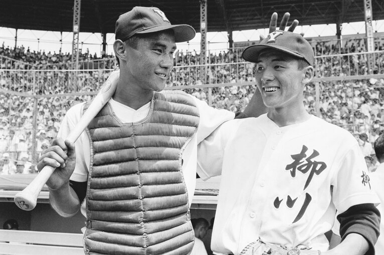 1976年、夏の甲子園に出場した柳川高。末次秀樹（左）、久保康生（右）らを擁してPL学園と好勝負を演じた。久保は近鉄、阪神を経て現在「魔改造」を施す名投手コーチとして知られる ／ photograph by JIJI PRESS