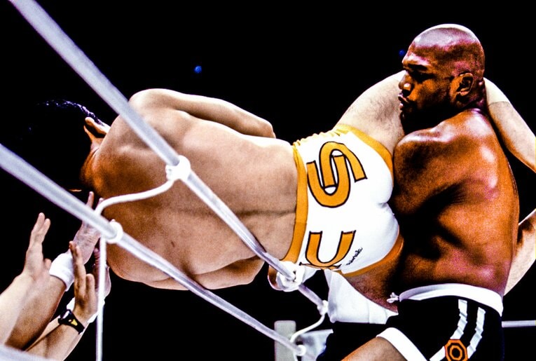 腕をとった桜庭を自慢の怪力で持ち上げるジャクソン