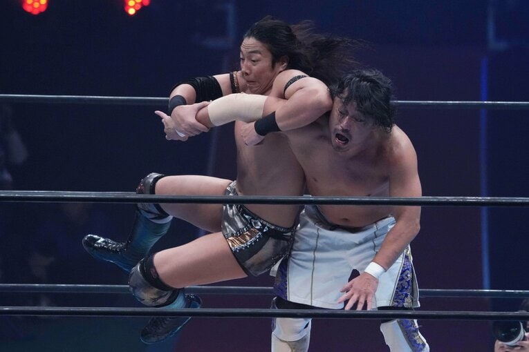 アームブリーカーで後藤洋央紀を攻める竹下幸之助　©Essei Hara