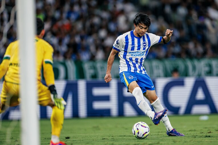 日本ツアーで三笘が見せた「ヒールターンからの必殺ドリブル突破とアウトサイドシュート」（全15枚）©Kiichi Matsumoto