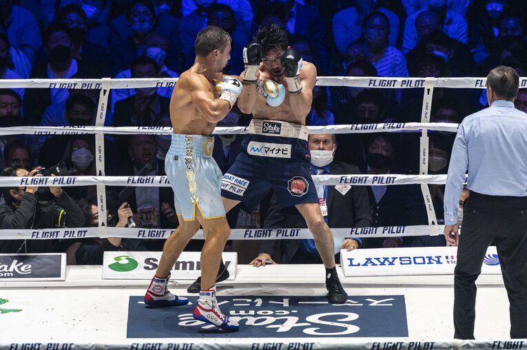 第7ラウンド、ロープ際に追い詰められる村田　©Takuya Sugiyama