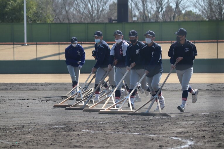 それぞれの高校の部員がグラウンド整理をしていた©Kou Hiroo