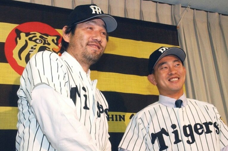 2002年11月、日本ハムから阪神に移籍した下柳剛（左）と中村豊。別日に阪神から日本ハムへ移籍した坪井智哉らを含む“3対3トレード”となった ／ photograph by KYODO