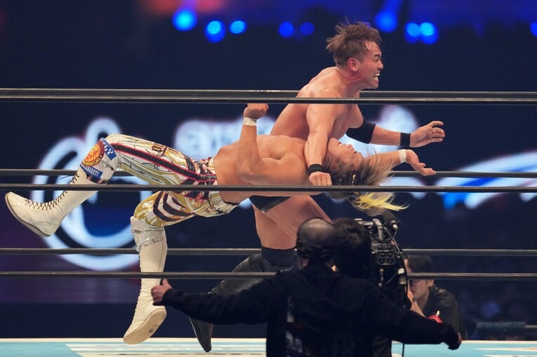 フィニッシュになったオカダ・カズチカのレインメーカーが棚橋弘至に炸裂した　©Essei Hara