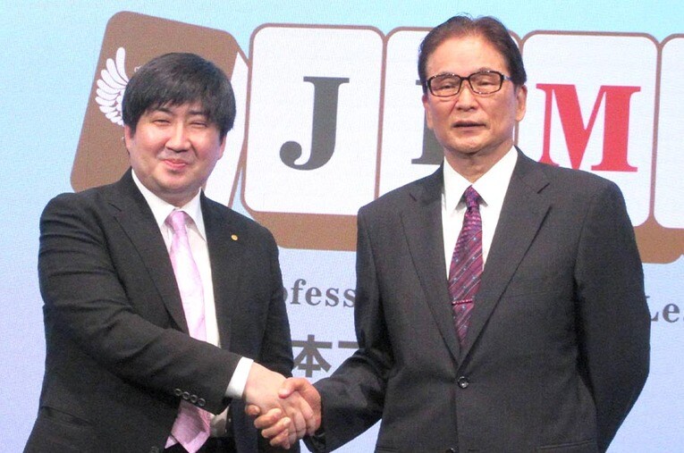 棋士と雀士の二刀流プロになることを決断した鈴木大介九段（左） ／ photograph by Sankei Shimbun