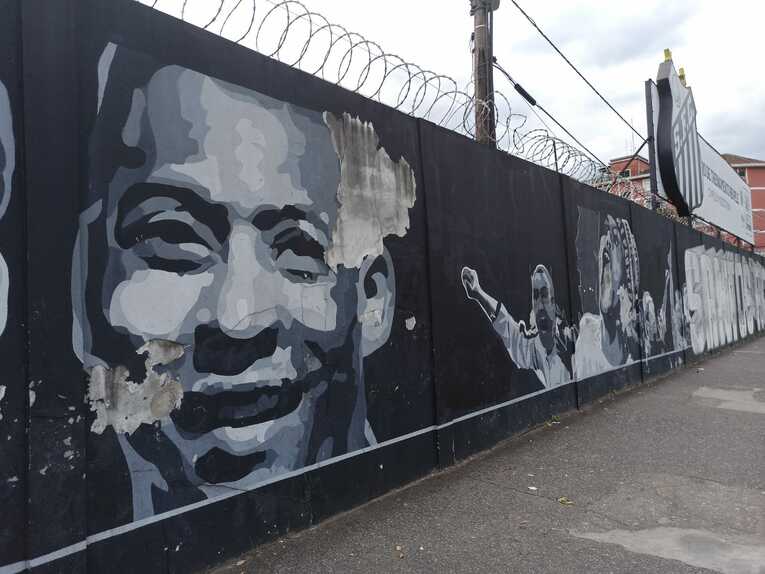 サントスの日刊紙～特集号→キング・ペレ・トレーニングセンターの壁に描かれているペレの肖像画 ©Hiroaki Sawada