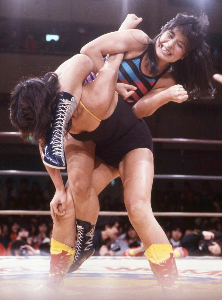 ジャンボ堀に卍固めを決める山崎五紀　©東京スポーツ新聞社