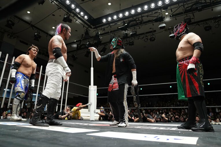 リング上で対峙する葛西純、杉浦透組とエル・デスペラード、ビオレント・ジャック組　©Masashi Hara