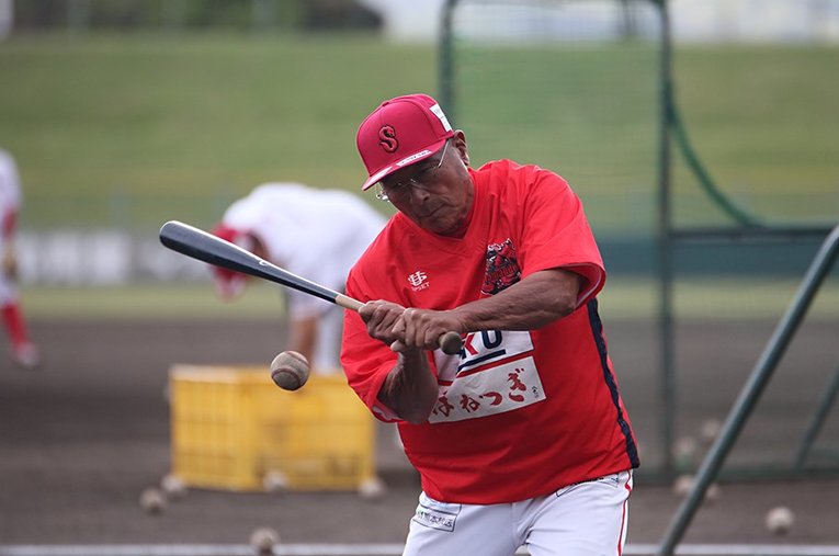 御年78歳にして今もなおバットを振り続ける松岡功祐コーチ ／ photograph by Eijinho Yoshizaki