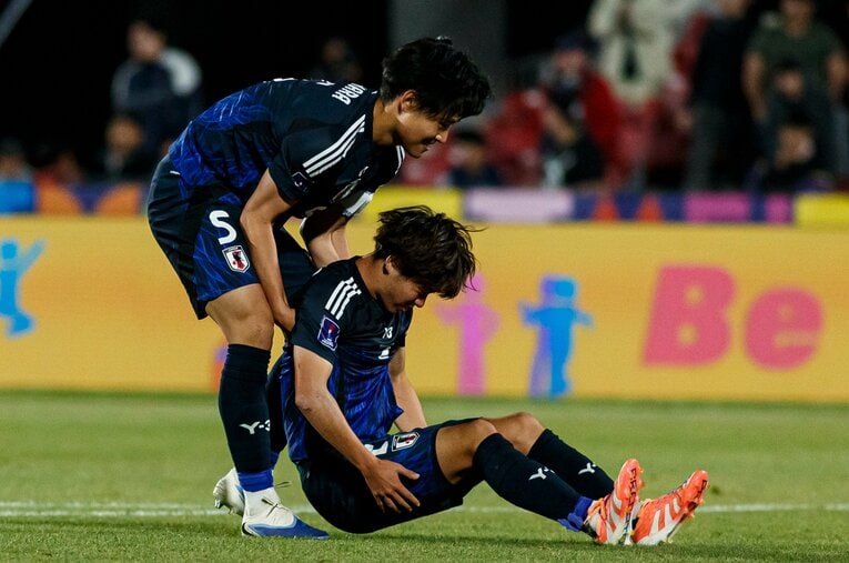 フランス戦に敗れてガク然とする梅木を起こそうとする市原 ／ photograph by Eurasia Sport Images/Getty Images