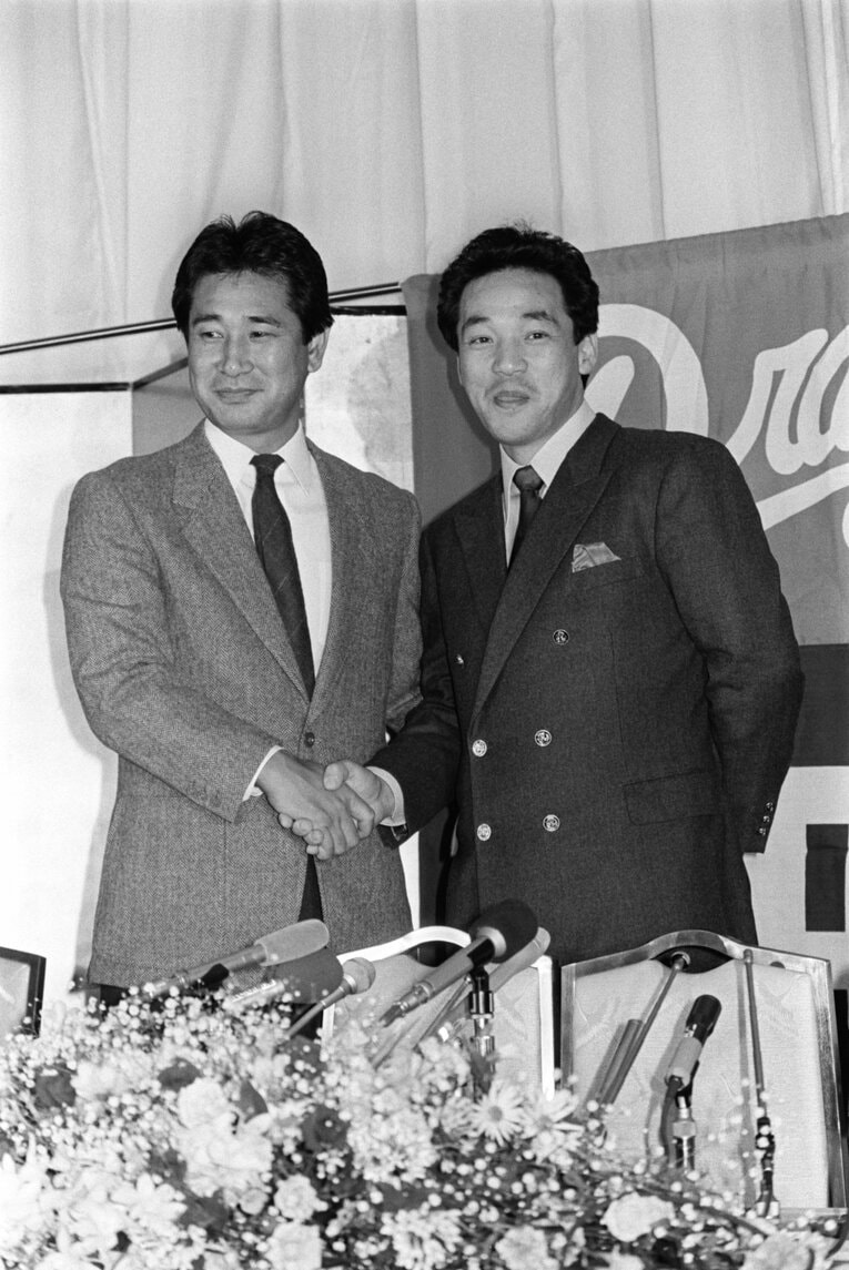 1986年12月、トレードで入団した落合博満と握手する星野監督　©JIJI PRESS
