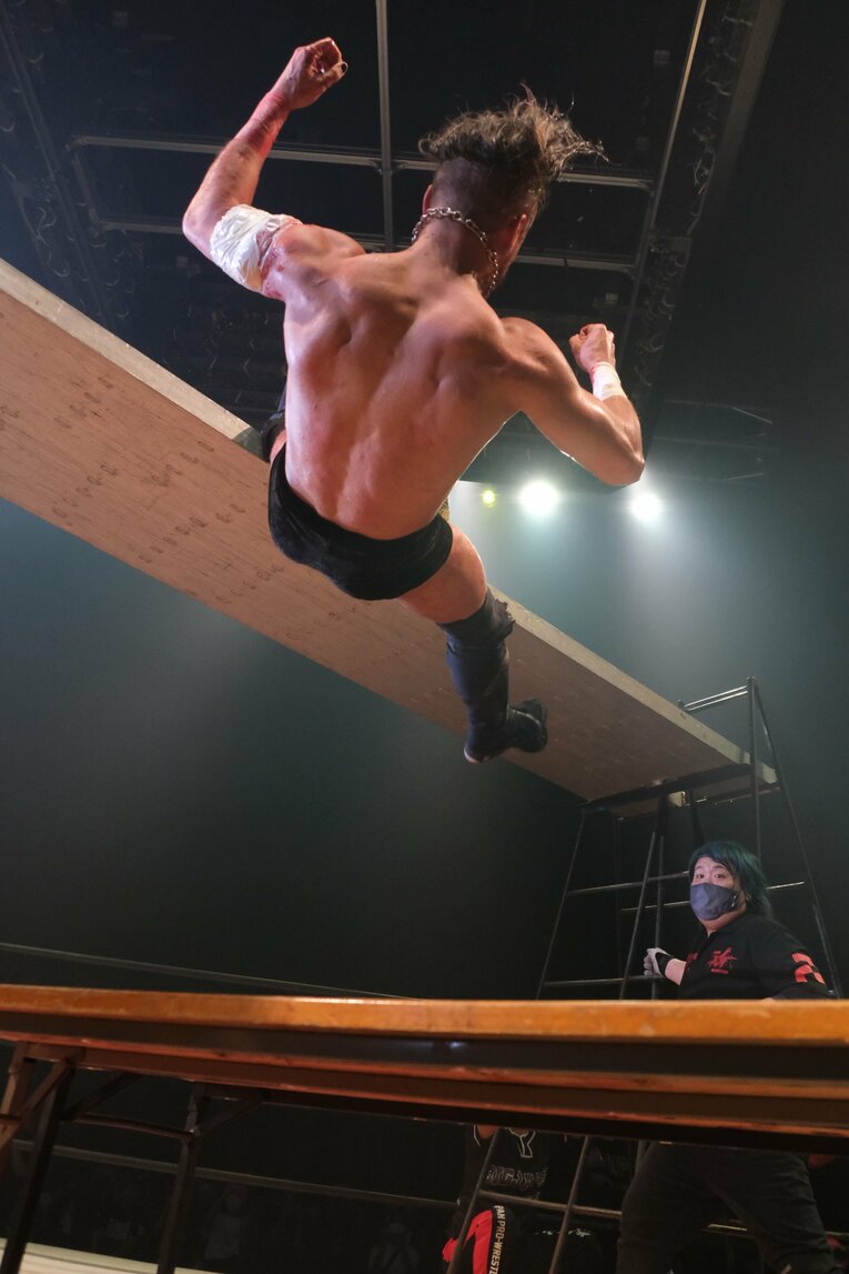 カリスマ葛西純「世の中は無駄な血を一滴も流すな」 頬を串刺し、人間ダーツ…それでもデスマッチが“ただの残虐ショー”ではない理由(56)