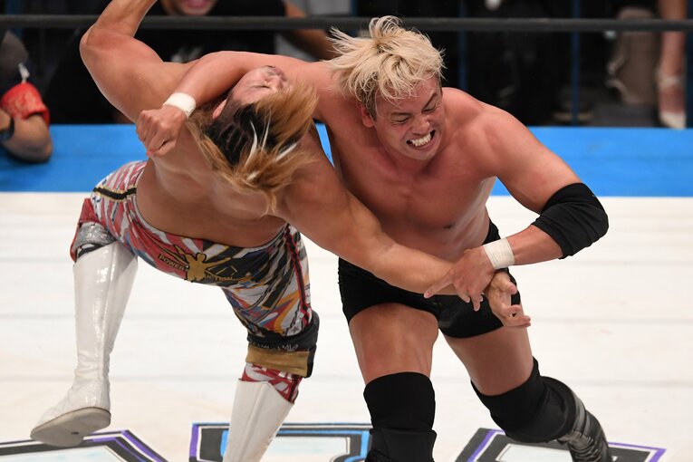 棚橋弘至にレインメーカーを叩き込むオカダ・カズチカ