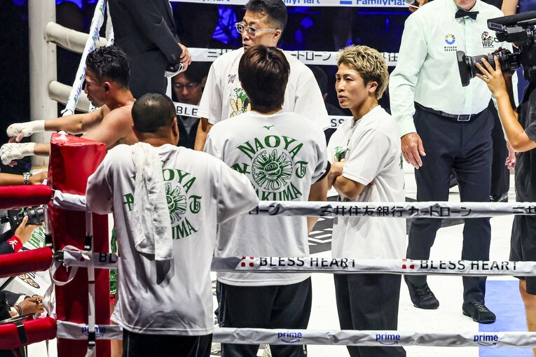 冷静にポイントを計算していた井上陣営。井上真吾トレーナーと井上尚弥もしきりに声をかけた　©Susumu Nagao