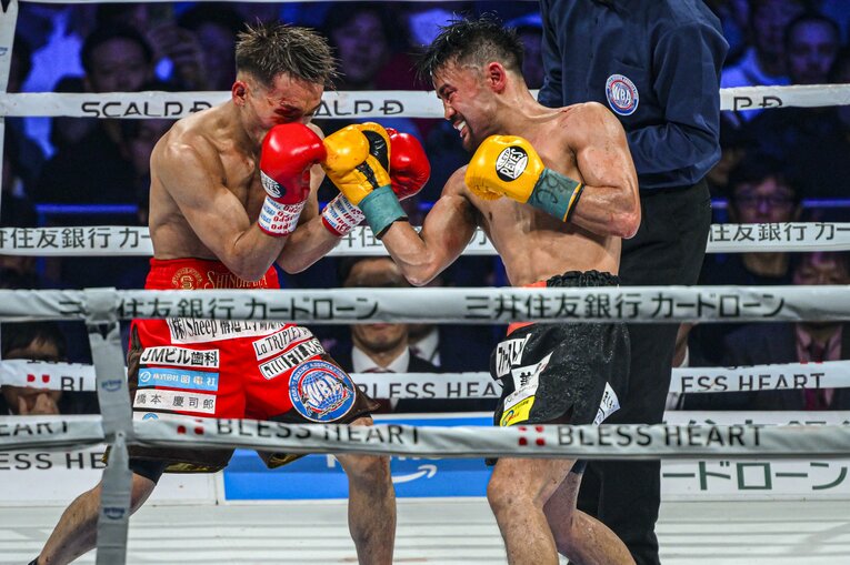 最終ラウンドまで全力で打ち合った堤聖也と比嘉大吾　©Takuya Sugiyama