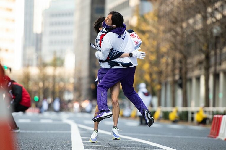 10区を走った石川拓慎は、当日メンバーを外れた神戸主将と抱き合い喜びを噛み締めた ／ photograph by Nanae Suzuki