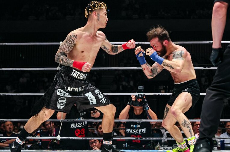 篠塚辰樹のパンチがJ.マルチネスに直撃。RIZIN初のベナックルファイトは1分33秒のKO決着となった ／ photograph by RIZIN FF Susumu Nagao