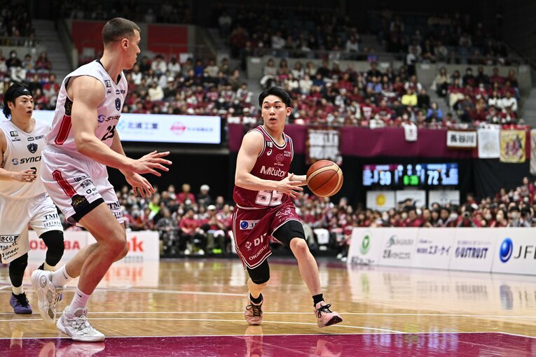 初挑戦のBリーグで存在感を見せる岡田のプレー　©B.LEAGUE