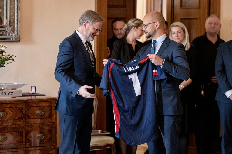 チェコのペトル・フィアラ首相を訪問する代表選手たち（チェコ野球協会Twitterより抜粋　2/3）