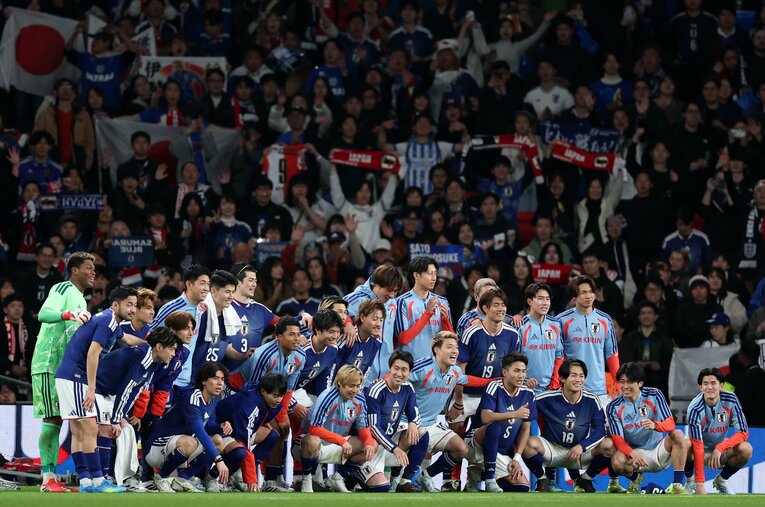 聖地ウェンブリーで勝利を収めた日本代表とサポーター ／ photograph by Justin Setterfield/Getty Images