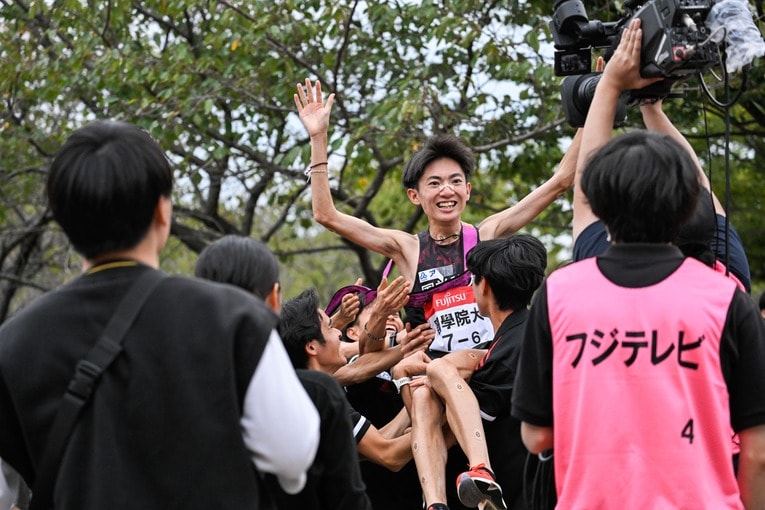 胴上げされる平林　©Nanae Suzuki