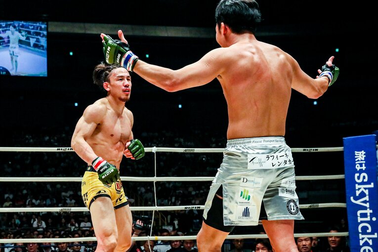 両手を広げて矢地を挑発する朝倉未来　©RIZIN FF Susumu Nagao