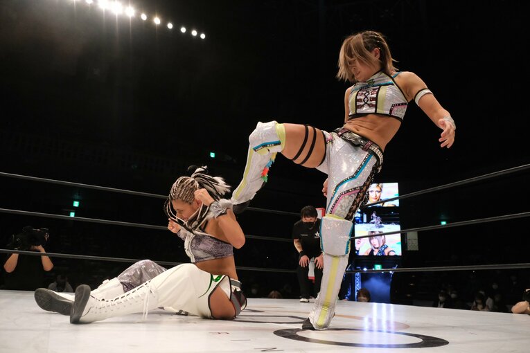 スターダム退団マッチで小波が“亡き戦友”木村花の技に込めた意味とは？ 対戦したジュリアは試合中に涙…「まだまだNEVER ENDです」(12)