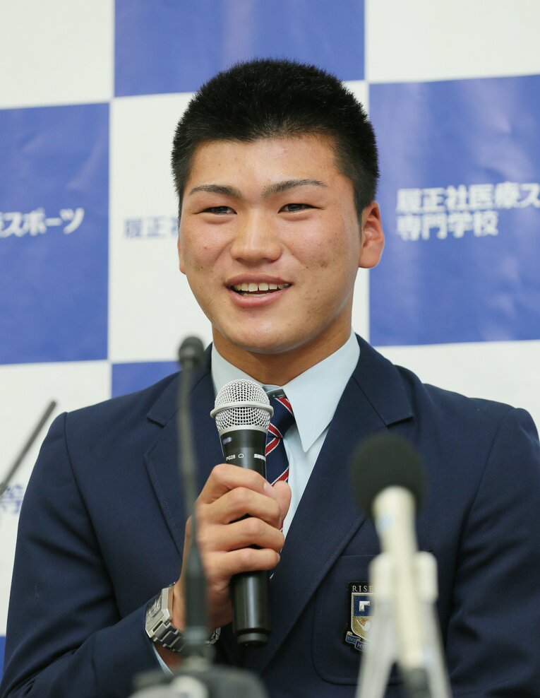 指名直後はプロへの可能性が示されたことに白い歯ものぞかせていた山口さん。しかし、その心中はプロか社会人へと進むか、揺れ動いていた　©JIJI PRESS