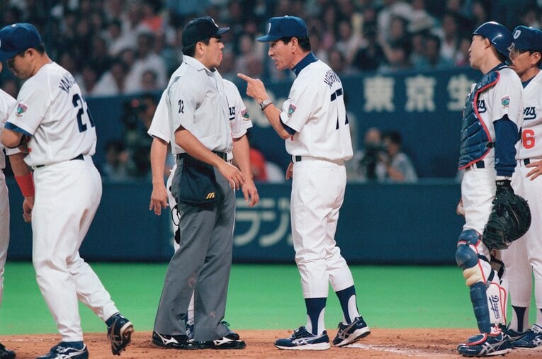 球審に激しく抗議する中日・星野監督（1998年）。右から二人目の捕手が中村武志　©︎JIJI PRESS