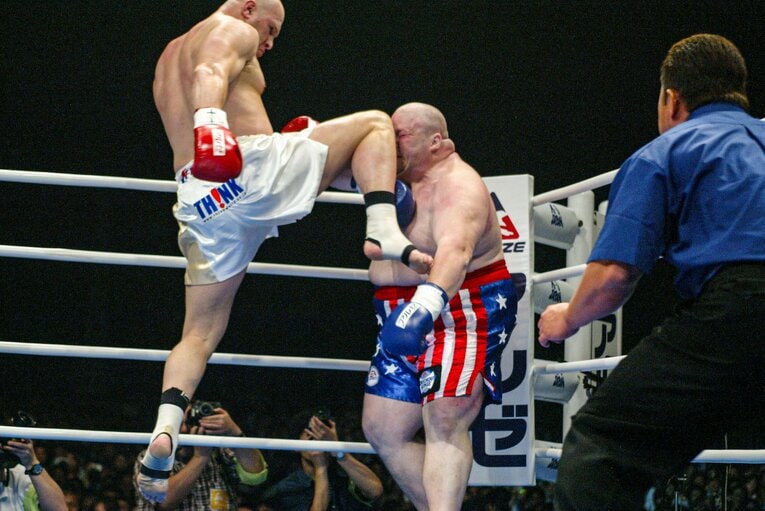 2003年9月、バタービーンの顔にヒザ蹴りを叩き込むベルナルド　©Susumu Nagao