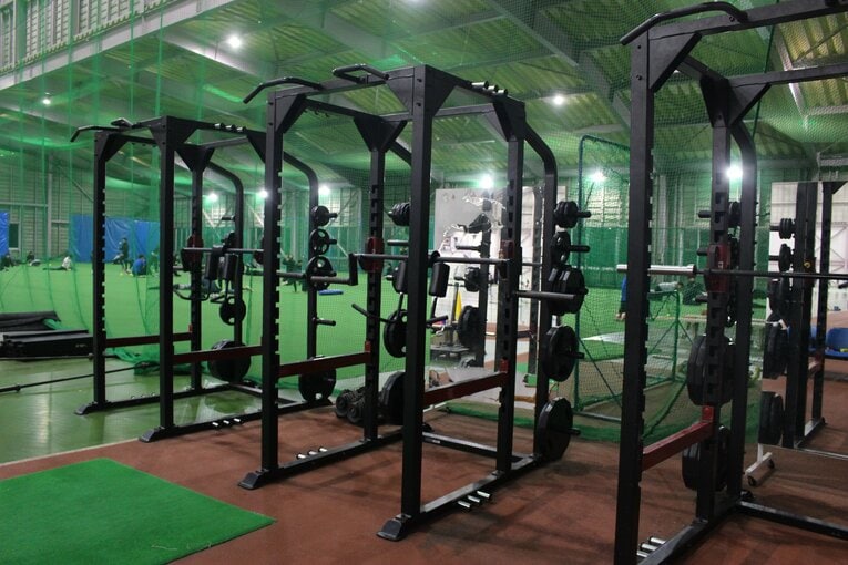 屋内練習場に入るとまずはトレーニング器具が目に付く作りになっているのだという　©NumberWeb