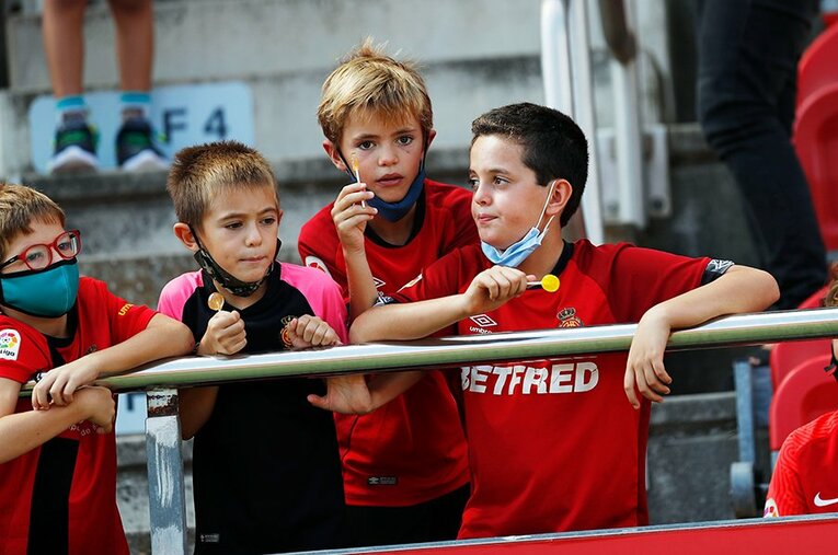 「クボ、ユニフォームちょうだい！」久保建英の“ティキタカ”は地元の子供、タクシー運転手にも人気… ビジャレアル相手に見せた敬意とは〈激写〉(2)