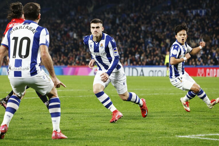 「173cmの久保建英が180cmに空中戦勝利」「反則まがいのマークも…」“キレキレな久保写真”を撮った中で、一瞬とらえた意外な仕草とは(7)