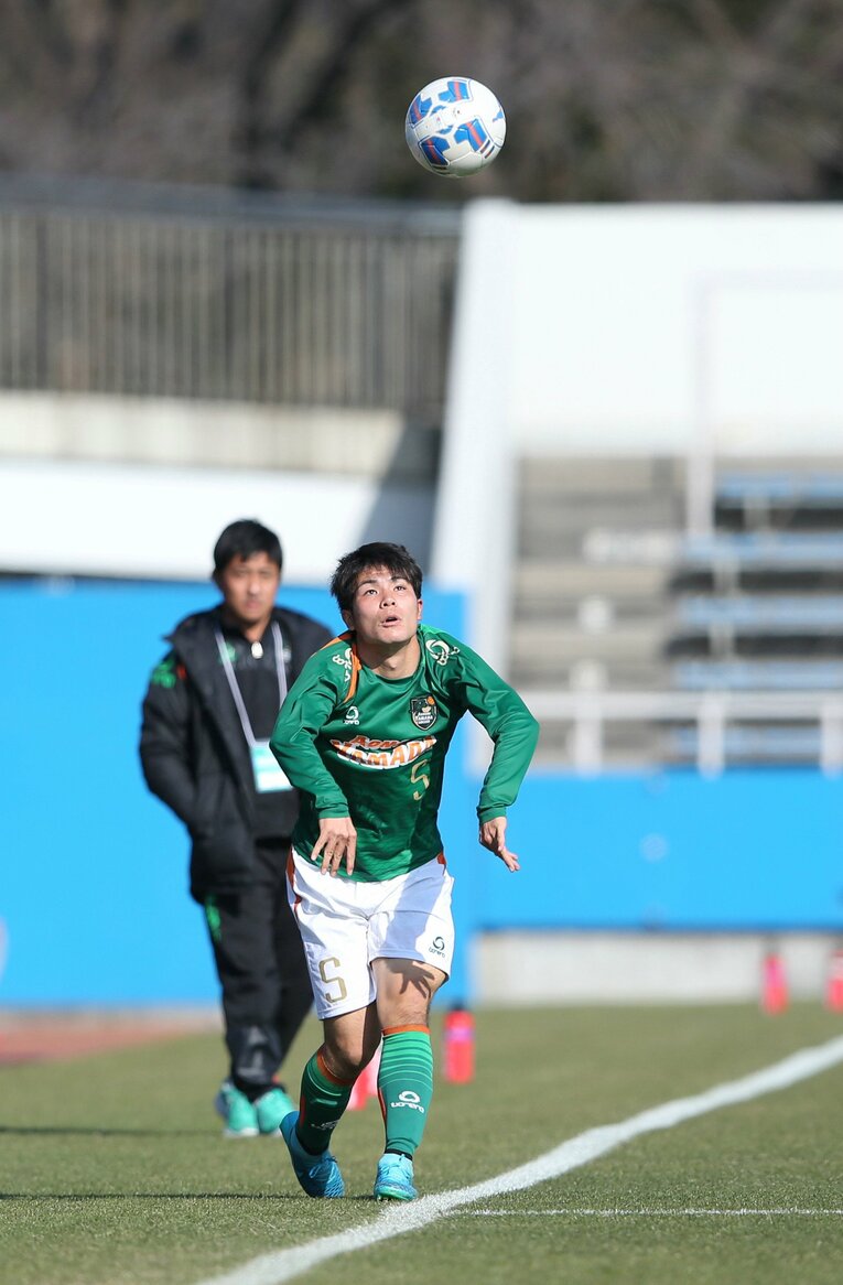 ライナー性の弾道を投げた原山海里を筆頭に、ロングスローは青森山田の代名詞に　©JIJI PRESS