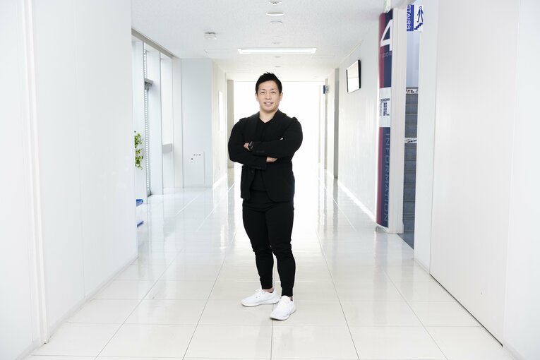 ボディビルダーとしても活躍する岡田氏 ©Tomosuke Imai