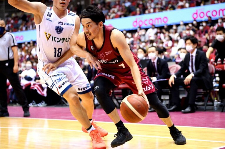 横浜との開幕節は1戦目で4得点8アシスト、2戦目に2得点4アシストを記録。ディフェンスでも存在感を見せた篠山 ／ photograph by B.LEAGUE