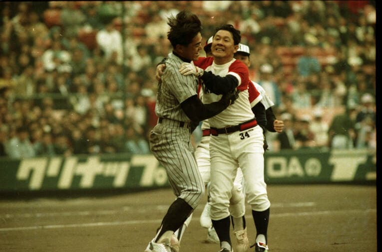 3回の乱闘、この後に井手が全裸になった　©SPORTS NIPPON　