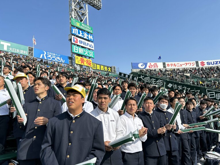 学ラン姿で応援する、報徳学園の一般生徒。野太い声援は男子校ならではの迫力　©Yukiko Umetsu
