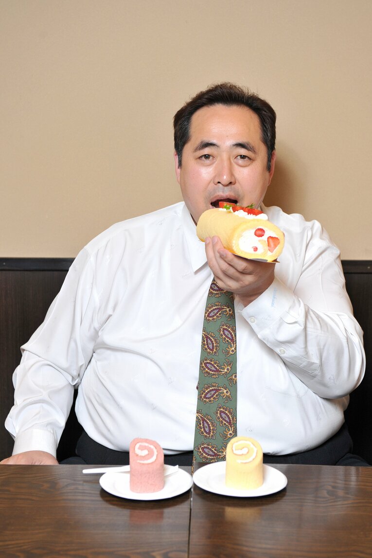 スイーツを食べて笑顔　©BUNGEISHUNJU