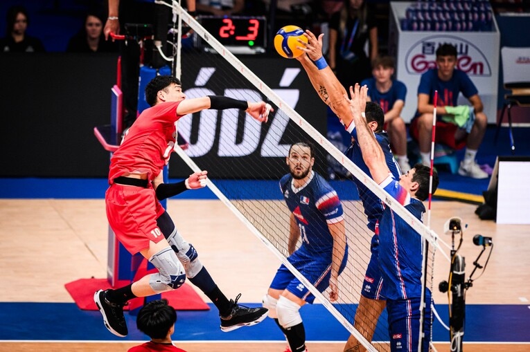 高橋健太郎のクイック（2024年ネーションズリーグ）　©︎Volleyball World