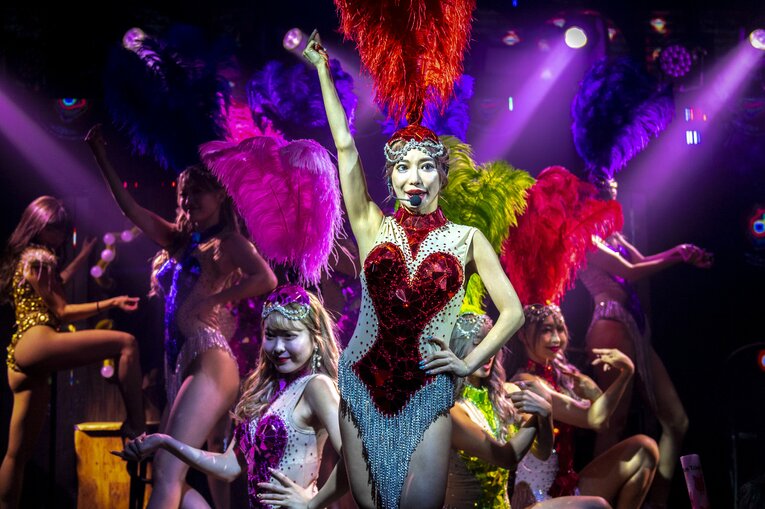 圧倒的な歌唱力で存在感を放ち、バーレスク東京のリーダーも務めるMiiさん