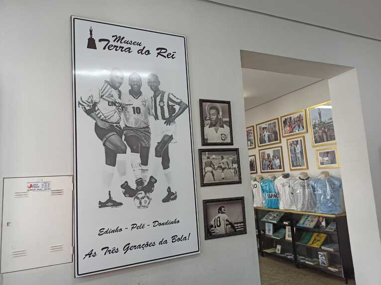 左から息子エジーニョ、ペレ、父ドンジーニョ。皆、プロとしてプレーした　©Hiroaki Sawada