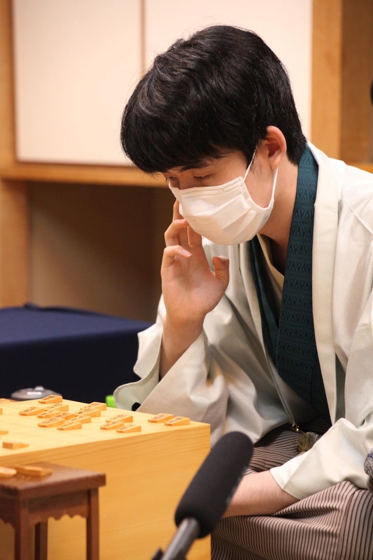 棋聖戦第2局での藤井　©日本将棋連盟