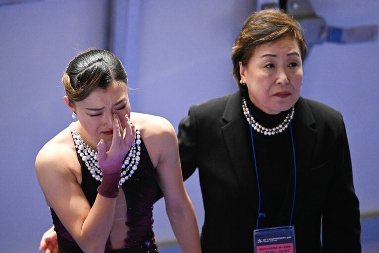 全日本選手権での最後の演技を終え、涙を流した坂本と中野コーチ