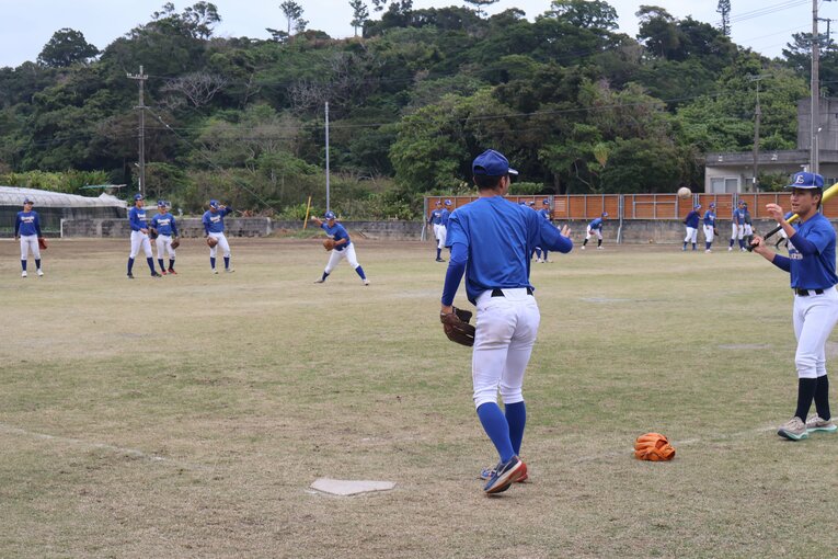 センバツのベンチ入りメンバーは全員地元・沖縄県出身だというエナジックスポーツ高等学院　©Fumi Sawai