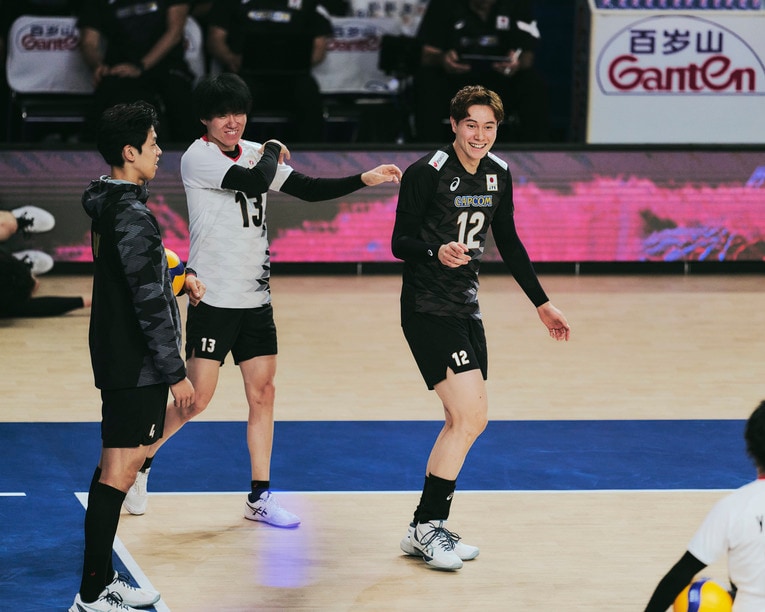 試合前、足でボール回しをする高橋藍　©︎Yuki Suenaga