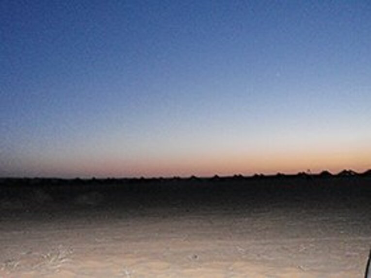 サハラ砂漠の夜明け。いよいよレースが始まる