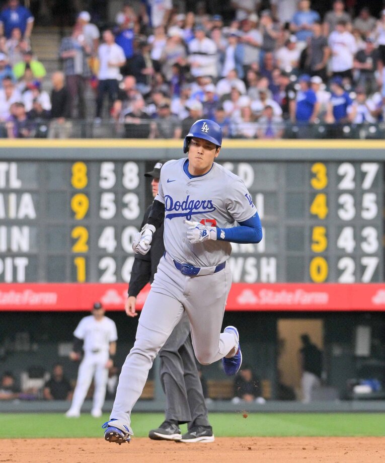 20号はビハインドのシチュエーションだったため、塁上を回る大谷に笑顔はなかった　©JIJI PRESS