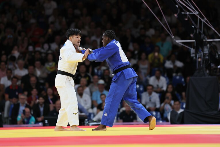 ギャバと攻防を繰り広げる橋本　©Kaoru Watanabe/JMPA