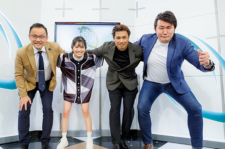 ラグビー情報番組『ラグビー わんだほー！』の共演陣とスクラムを組む浅野杏奈（左から2番目）。ラグビー経験を活かして「リーグワン」の魅力を伝えていく ／ photograph by Kiichi Matsumoto